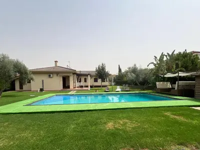 Piscina en o cerca de Precioso chalet con piscina y pista de padel