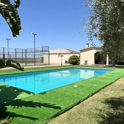 Precioso chalet con piscina y pista de padel