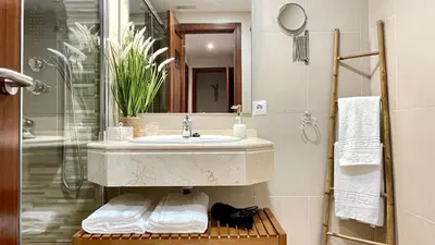 Un baño de Confort a un paso del Casco Histórico, parking gratis en el mismo edificio