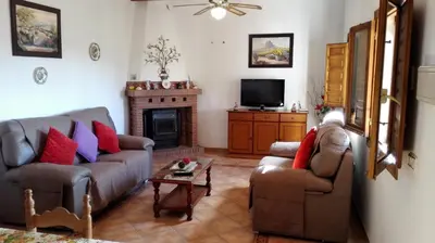 Una televisión o centro de entretenimiento en El Emigrante