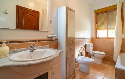 Un baño de 3 Bedroom Gorgeous Home In Iznájar