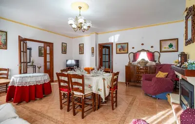 Zona de estar de 3 Bedroom Gorgeous Home In Iznájar