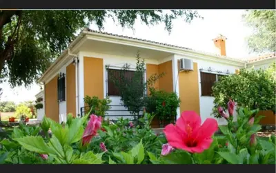 Jardín al aire libre en Casa de campo con piscina junto a Sevilla