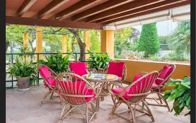 Un balcón o terraza de Casa de campo con piscina junto a Sevilla