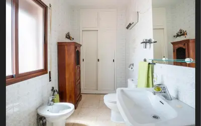 Un baño de Casa de campo con piscina junto a Sevilla