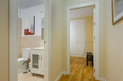 Un baño de Casco Antiguo Moderno Luminoso