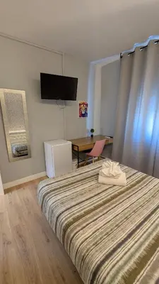 Una televisión o centro de entretenimiento en Habitaciones El Lagarto a gusto