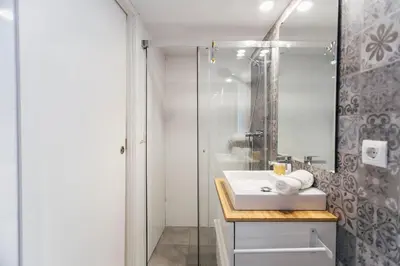 Un baño de Amplio apartamento de diseño precioso con parking incluido en pleno centro