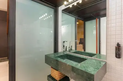 Un baño de Modern Duplex - Loft Style - Historic Centre