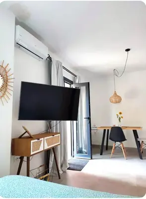 Una televisión o centro de entretenimiento en Estudio Alamillo 1