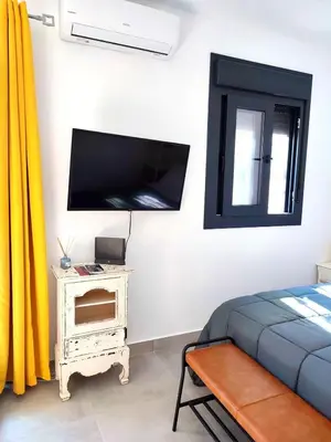 Una televisión o centro de entretenimiento en Estudio Alamillo2