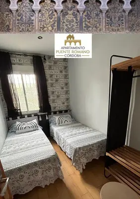 Cama o camas de una habitación en Vivienda Puente Romano
