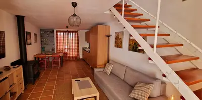Zona de estar de Casa en El Pedroso de tres habitaciones
