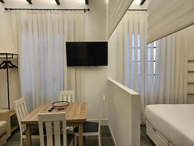 Una televisión o centro de entretenimiento en Suite Mateo