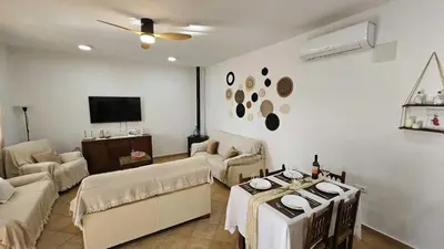 Una televisión o centro de entretenimiento en Casa Rural Limones
