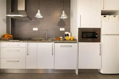 Una cocina o zona de cocina en Acogedor Apartamento con Patio en el Corazón de Sevilla , Junto a Plaza San Marcos
