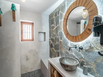 Un baño de Farmhouse in Andalusia near Tiñosa Peak