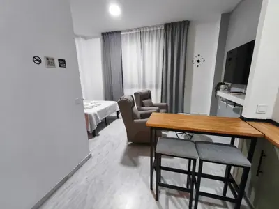Una televisión o centro de entretenimiento en Apartamento FIBES II edificio LUX SEVILLA