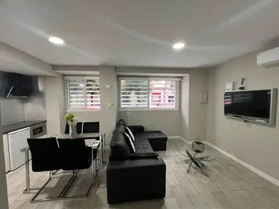 Una televisión o centro de entretenimiento en El Encanto Andaluz 1