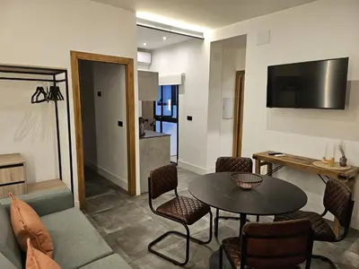 Una televisión o centro de entretenimiento en Suite Patio de los Naranjos