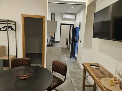 Una televisión o centro de entretenimiento en Suite Patio de los Naranjos