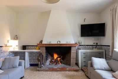 Una televisión o centro de entretenimiento en La Platea Rural