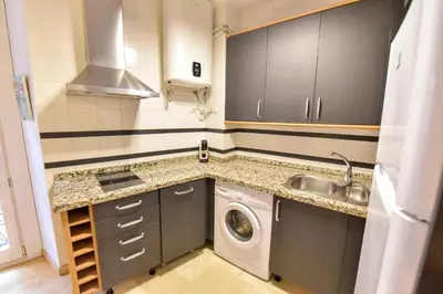 Una cocina o zona de cocina en New! Contemporary with pool and parking included