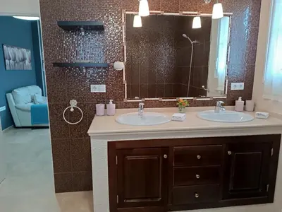Un baño de Los Claveles