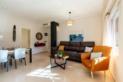 Zona de estar de CN2 2bd 2Bth con Piscina y aparcamiento excelente ubicacion