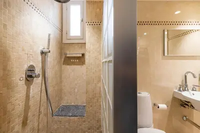 Un baño de CN2 2bd 2Bth con Piscina y aparcamiento excelente ubicacion