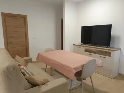 Una televisión o centro de entretenimiento en Apartamentos La Fuente