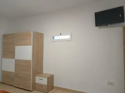 Una televisión o centro de entretenimiento en Apartamentos La Fuente