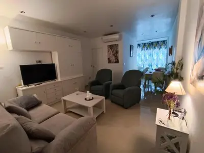 Una televisión o centro de entretenimiento en En Casa de Leonor