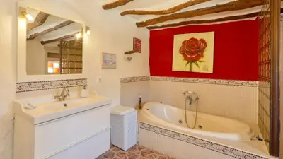Un baño de Cortijo Cuscurro Riogordo by Ruralidays