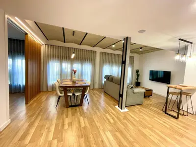 Una televisión o centro de entretenimiento en Geysotur Central Córdoba Suite