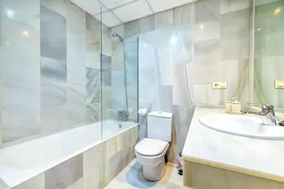 Un baño de Apto Cruz Conde Center