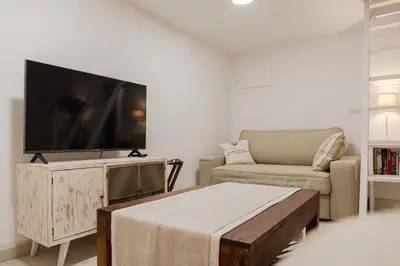 Una televisión o centro de entretenimiento en Casas de Sevilla - Casa Descalzos