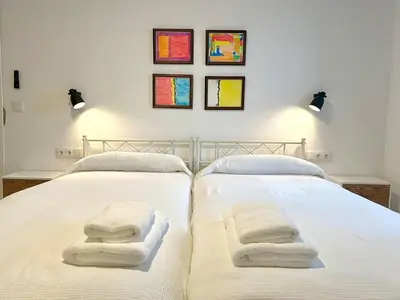 Cama o camas de una habitación en Nuevo! Acogedor apt 8pax 4Bdr 2Bth - CozyHomeSevilla4