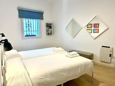 Cama o camas de una habitación en Nuevo! Acogedor apt 8pax 4Bdr 2Bth - CozyHomeSevilla4