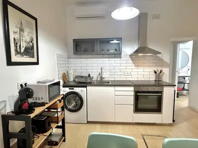 Una cocina o zona de cocina en Nuevo! Acogedor apt 8pax 4Bdr 2Bth - CozyHomeSevilla4