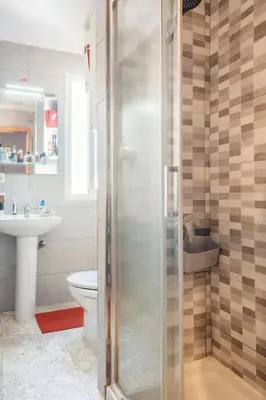 Un baño de bonita habitación el apartamento compartido con todas las comodidades se sentirán como muy bien