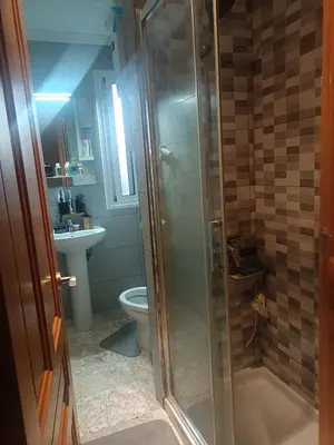 Un baño de bonita habitación el apartamento compartido con todas las comodidades se sentirán como muy bien