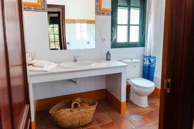 Un baño de Bungalows Los Álamos de El Pedroso