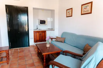 Una televisión o centro de entretenimiento en Bungalows Los Álamos de El Pedroso