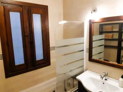 Un baño de Casa rural con barbacoa y piscina