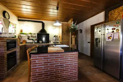Una cocina o zona de cocina en Casa rural con barbacoa y piscina