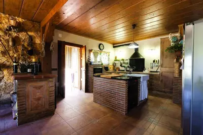 Una cocina o zona de cocina en Casa rural con barbacoa y piscina