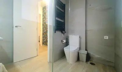 Un baño de 5 Apartamento de 2 habitaciones y metro