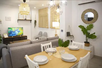 Una televisión o centro de entretenimiento en 5 Apartamento de 2 habitaciones y metro