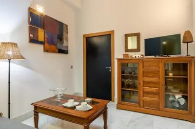 Una televisión o centro de entretenimiento en Sentencia Suite